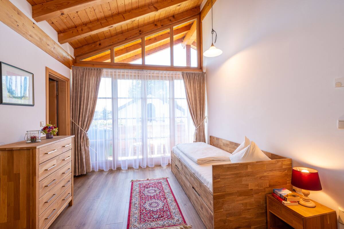 Studio tiện nghi đơn giản, ban công, quang cảnh núi | 1 phòng ngủ, bộ đồ giường cao cấp, chăn bông, nệm Select Comfort 