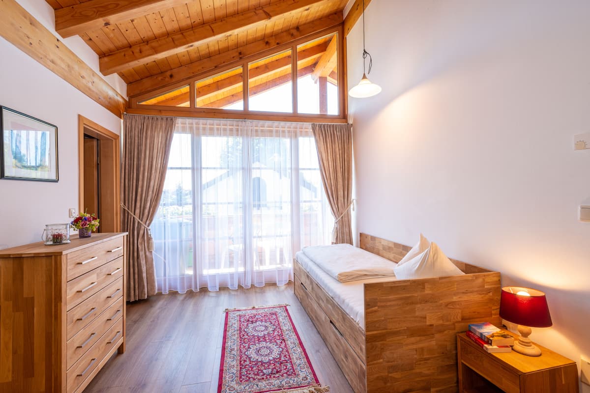 Monolocale comfort, balcone, vista montagna | 1 camera, biancheria da letto di alta qualità, copriletto in piuma