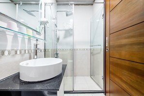 Quadruple Room, Lake View | Bathroom | Shower, hair dryer, slippers, towels - I Love You Homestay (Yuchi)