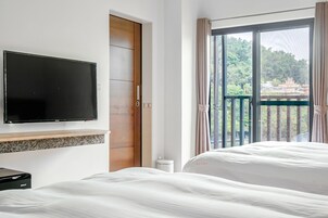 Habitación cuádruple, vistas al lago | Cortinas opacas, sistema de insonorización, wifi gratis y ropa de cama