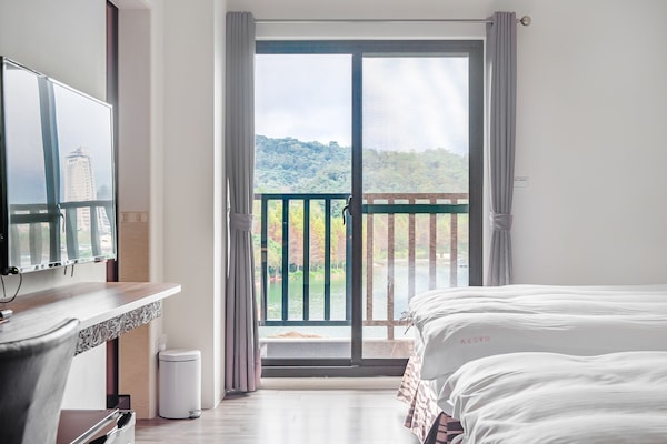 Quarto quádruplo, vista para o lago | Cortinas blackout, quartos à prova de som, Wi-Fi de cortesia