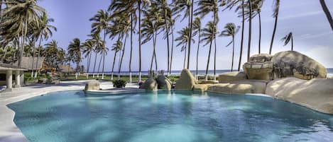 Piscine extérieure, parasols de plage, chaises longues