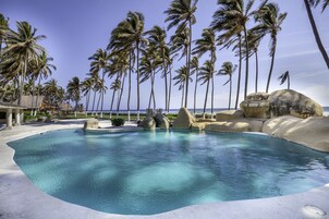 室外游泳池，08:00 至 20:00 开放，池畔遮阳伞，日光浴躺椅