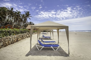 Privat strand, solstolar, parasoller och strandhanddukar