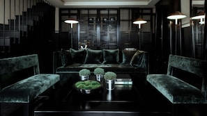 Luksussuite | Allergitestet sengetøy, minibar, safe på rommet og individuelt dekorert