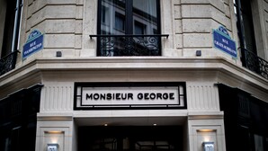 La entrada a un edificio con un letrero que dice 'Monsieur George'.