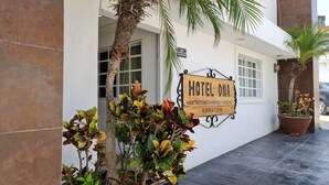 A hotel sign with amenities listed, including a gym and a location in Alberca. - Hotel DNA Cancun (Cancun)