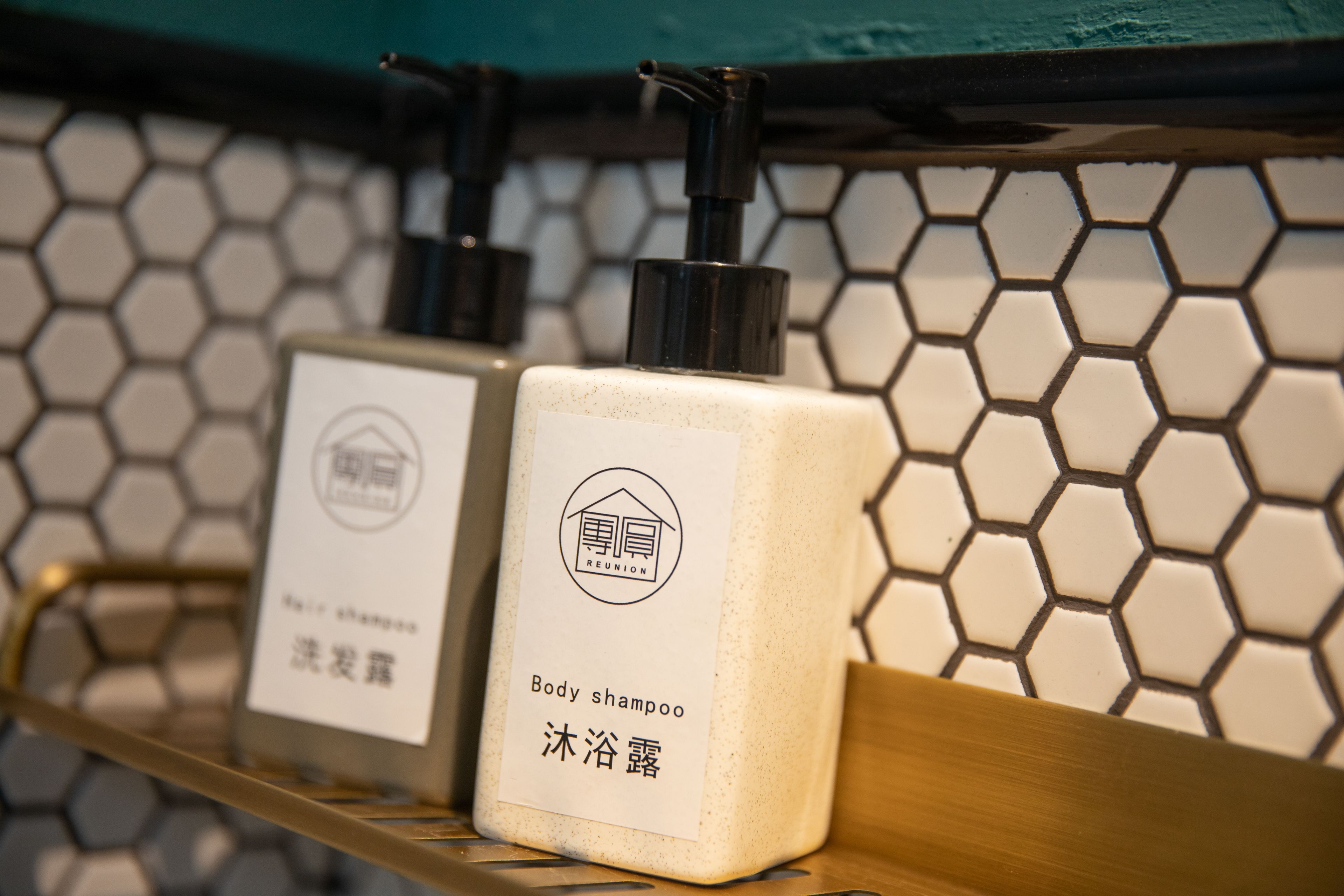 shower, free toiletries, hair dryer, bidet