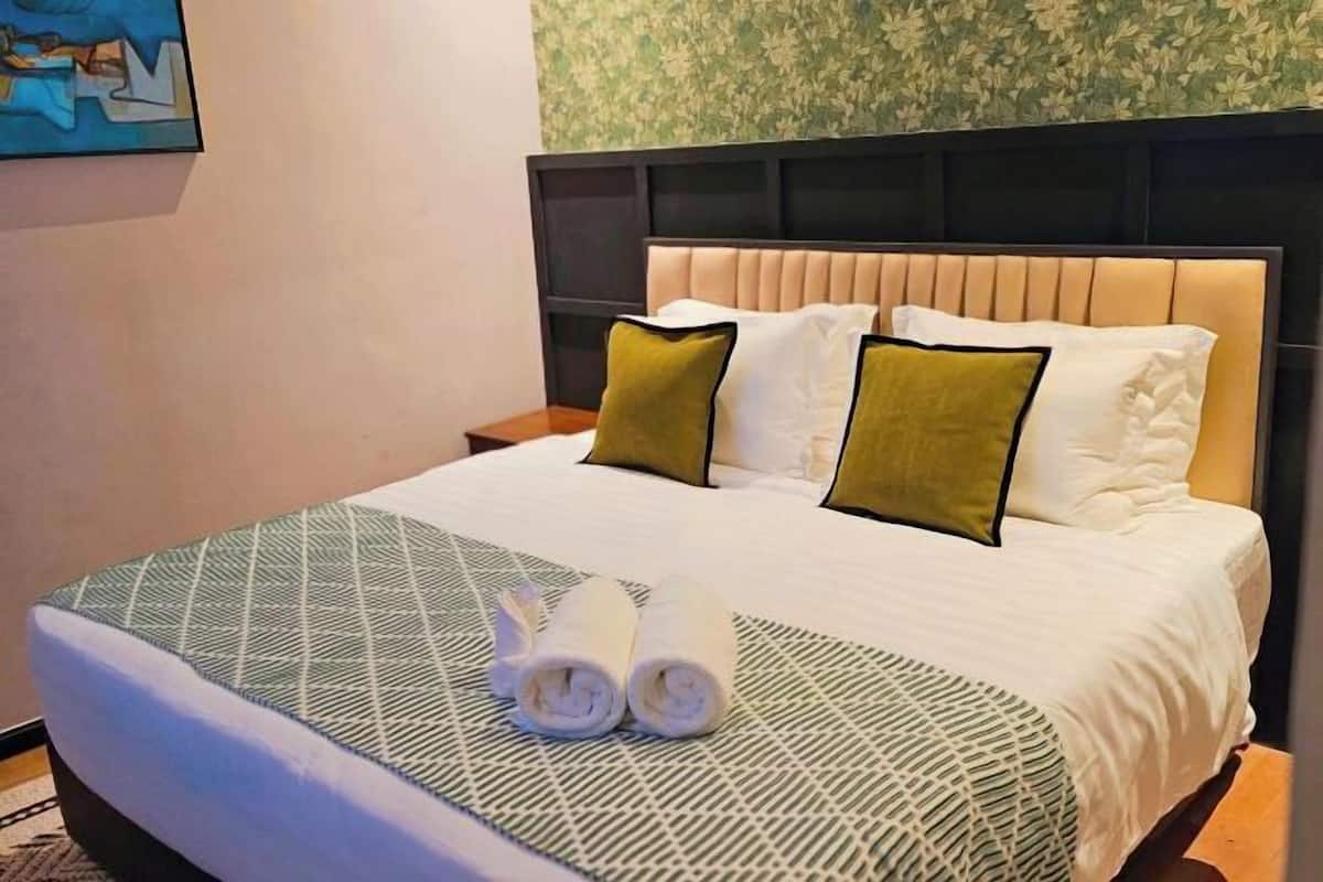 Premium bedding, minibar, in-room safe, desk