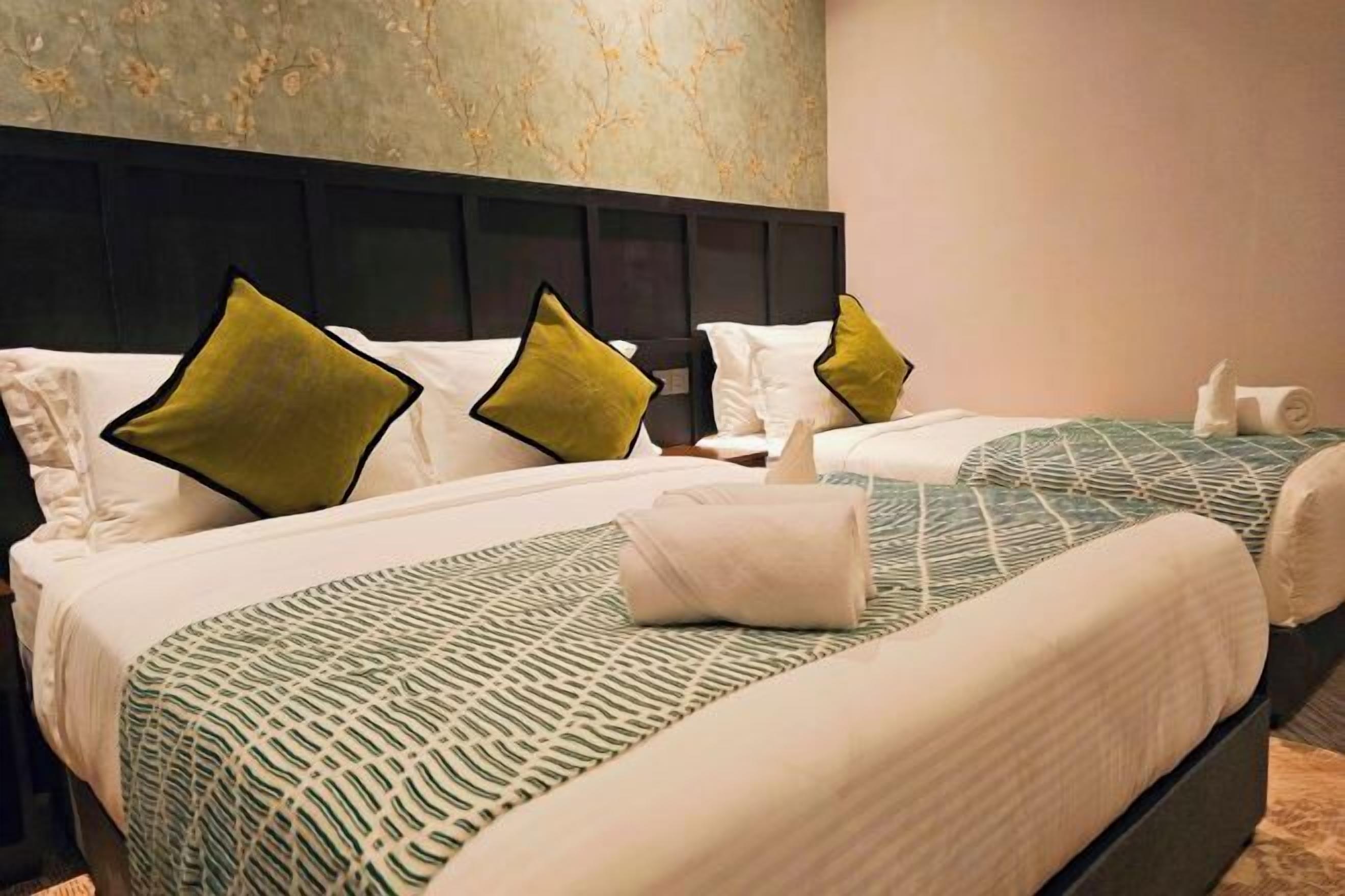 เครื่องนอนระดับพรีเมียม, มินิบาร์, ตู้นิรภัยในห้องพัก, โต๊ะทำงาน