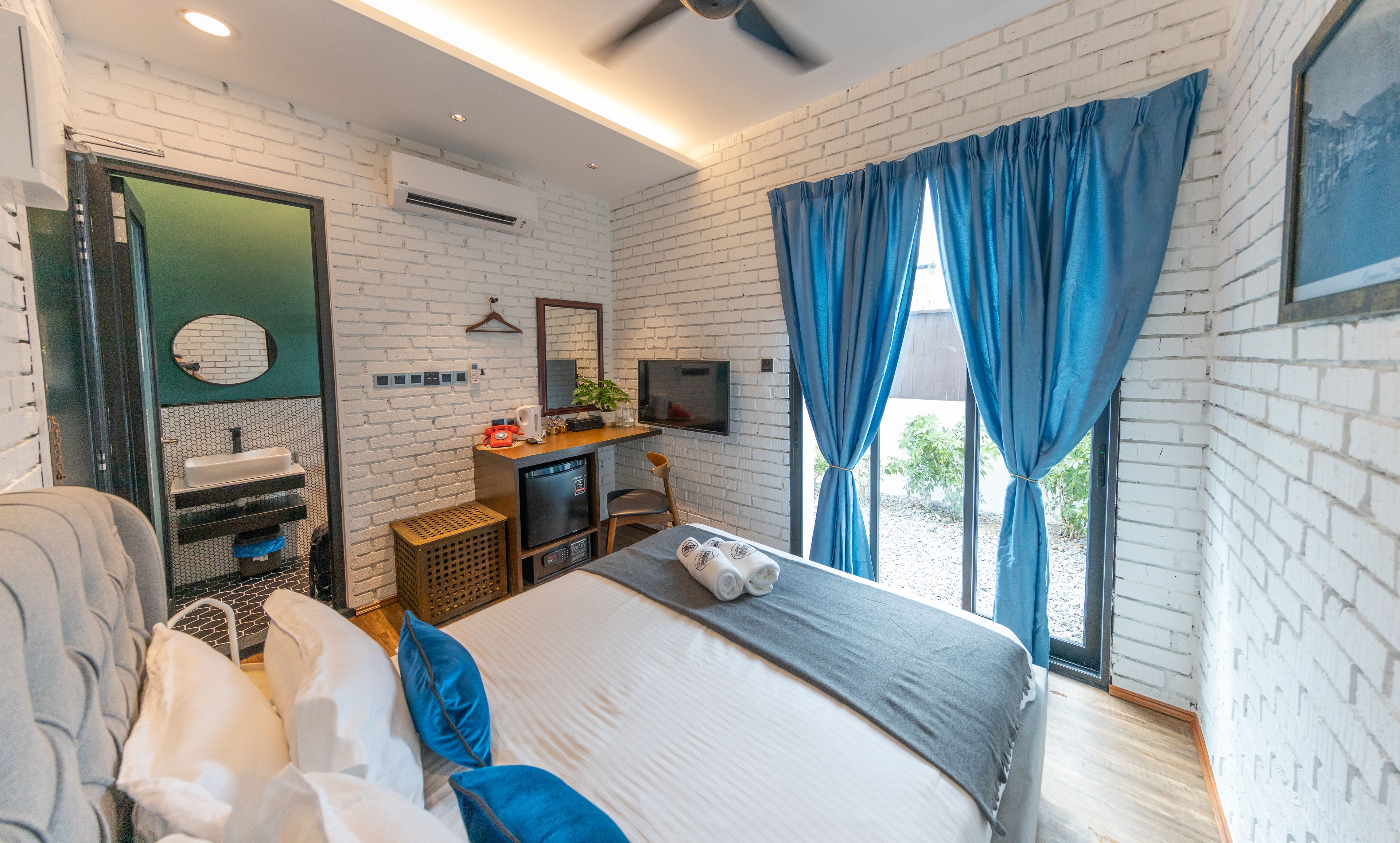 room, garden view | premium bedding, minibar, in-room safe, desk