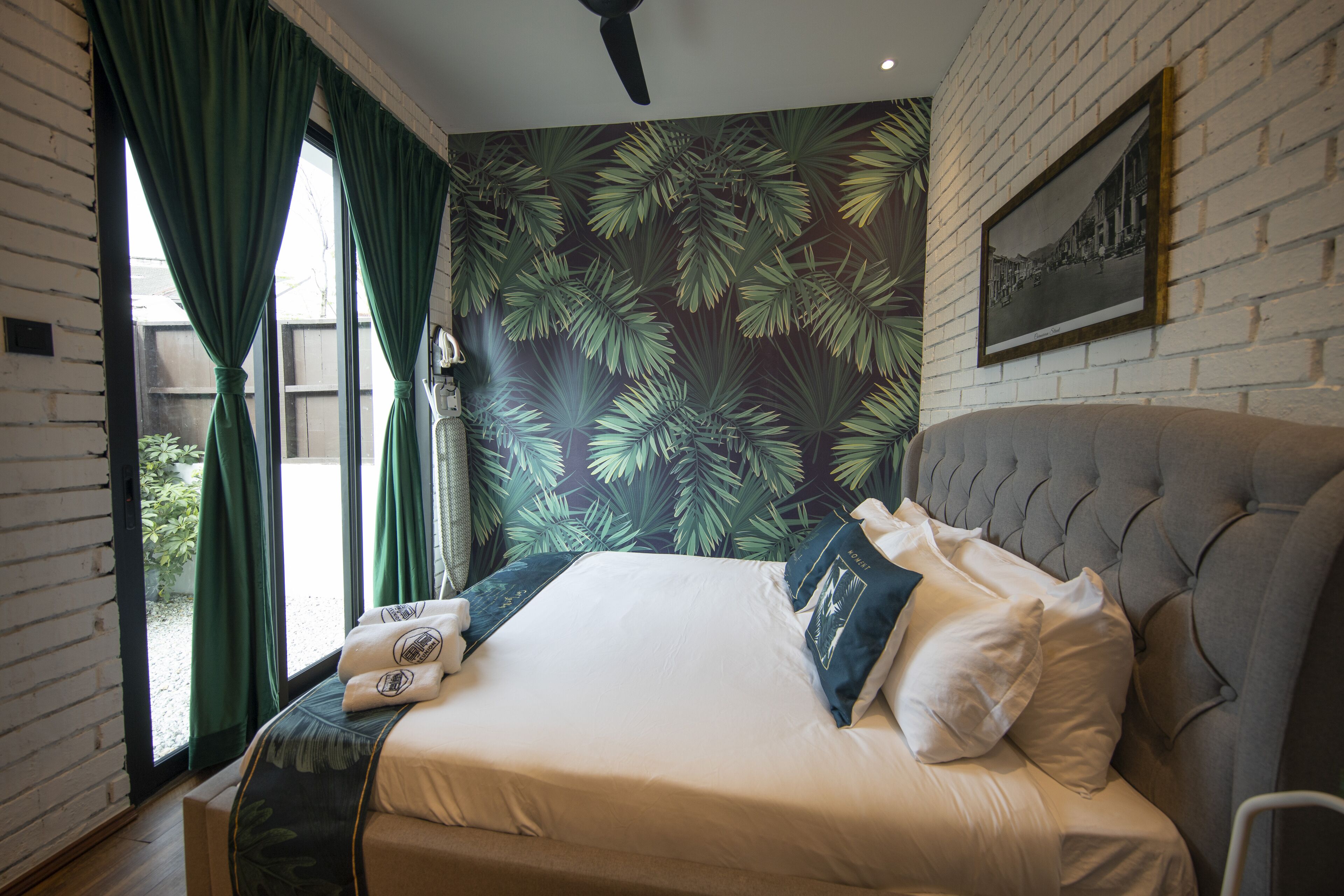 room, garden view | premium bedding, minibar, in-room safe, desk