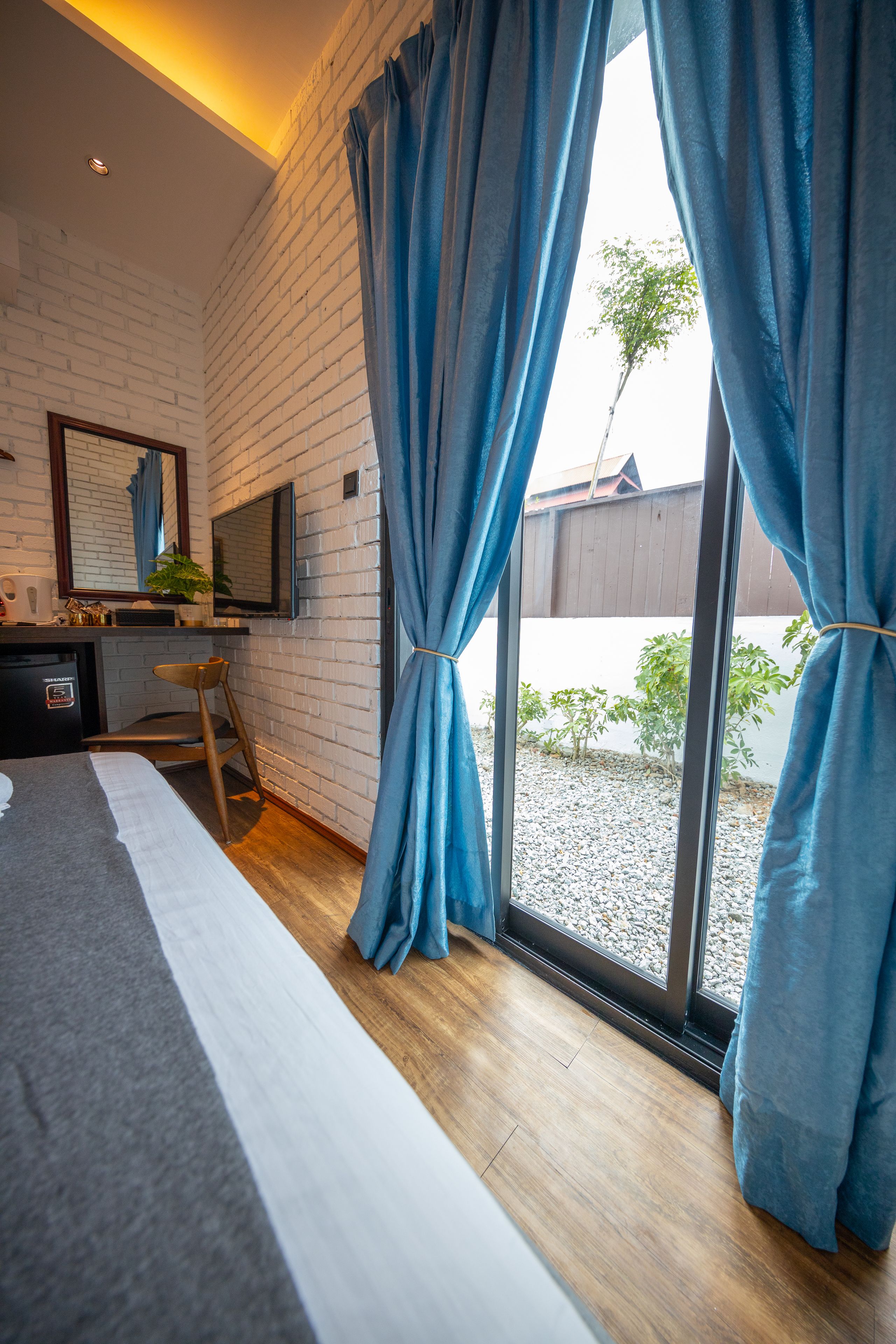 room, garden view | premium bedding, minibar, in-room safe, desk