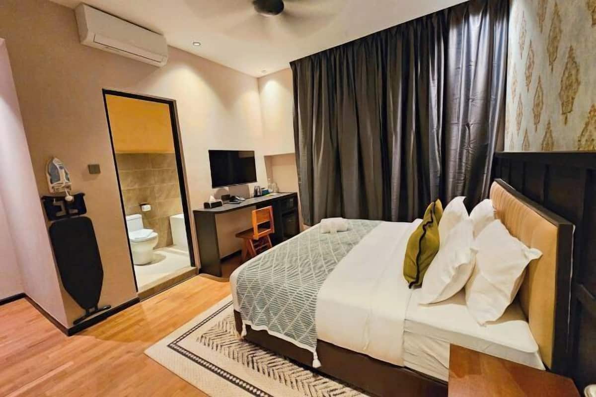 Premium bedding, minibar, in-room safe, desk