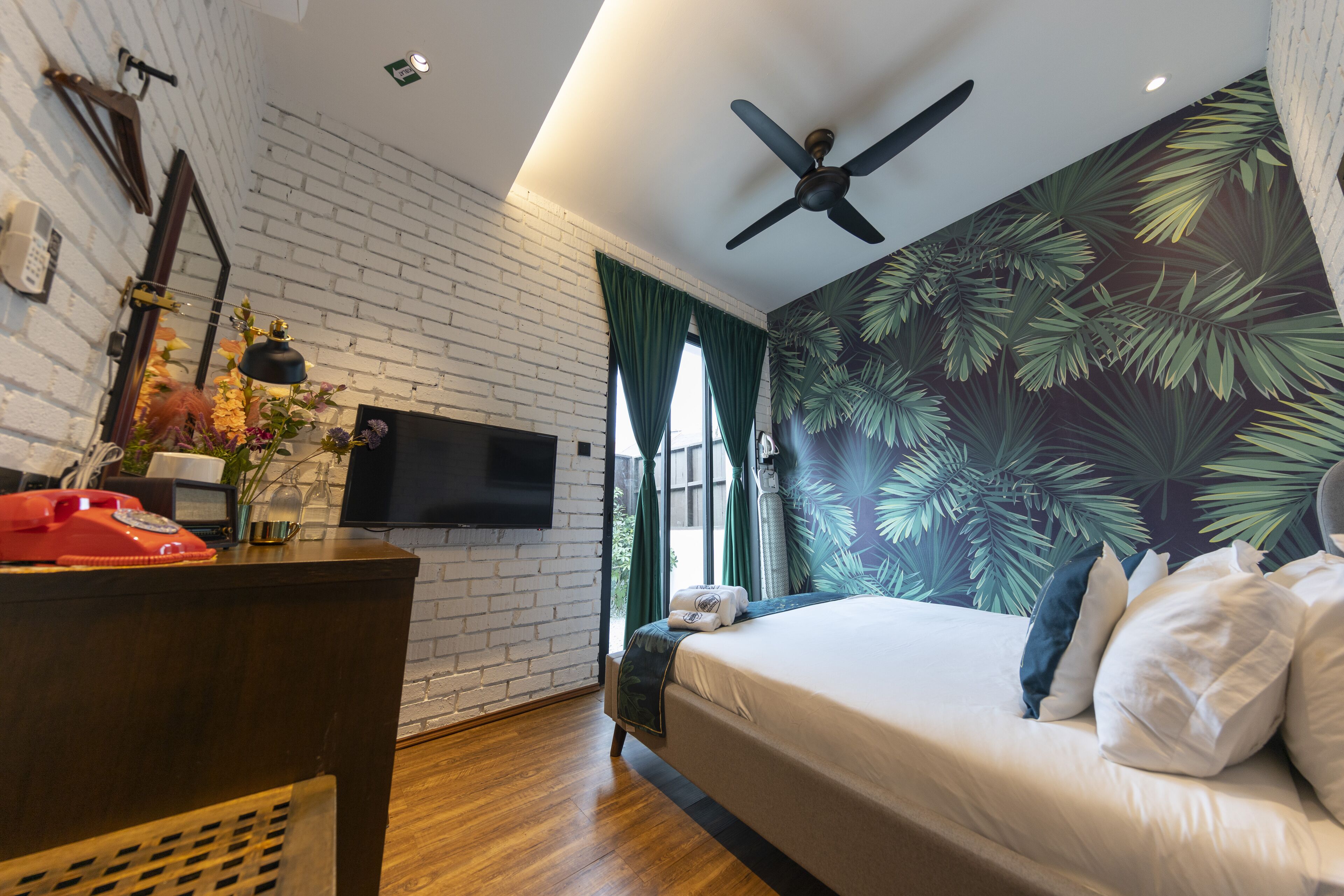 room, garden view | premium bedding, minibar, in-room safe, desk