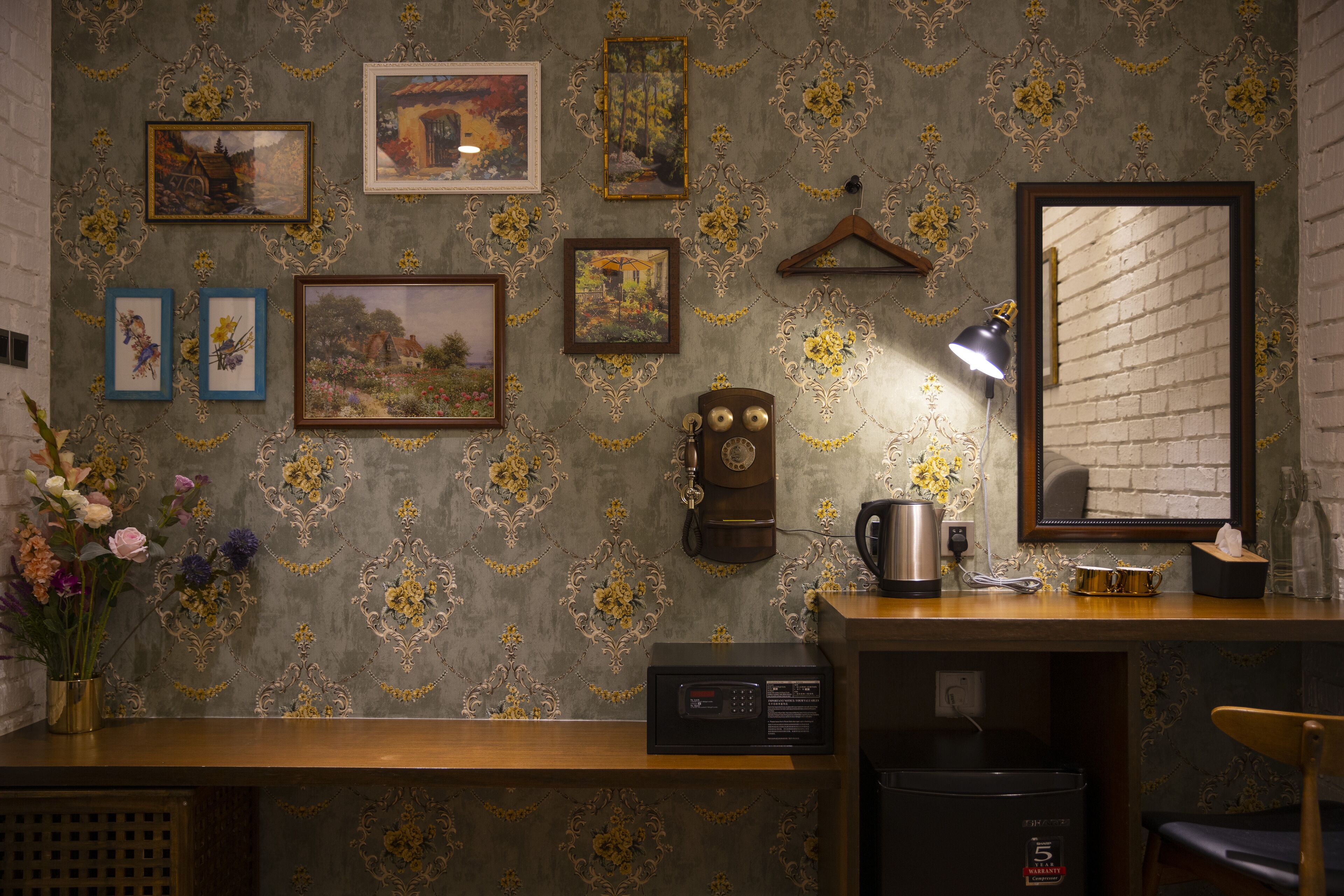 courtyard room, courtyard view | premium bedding, minibar, in-room safe, desk