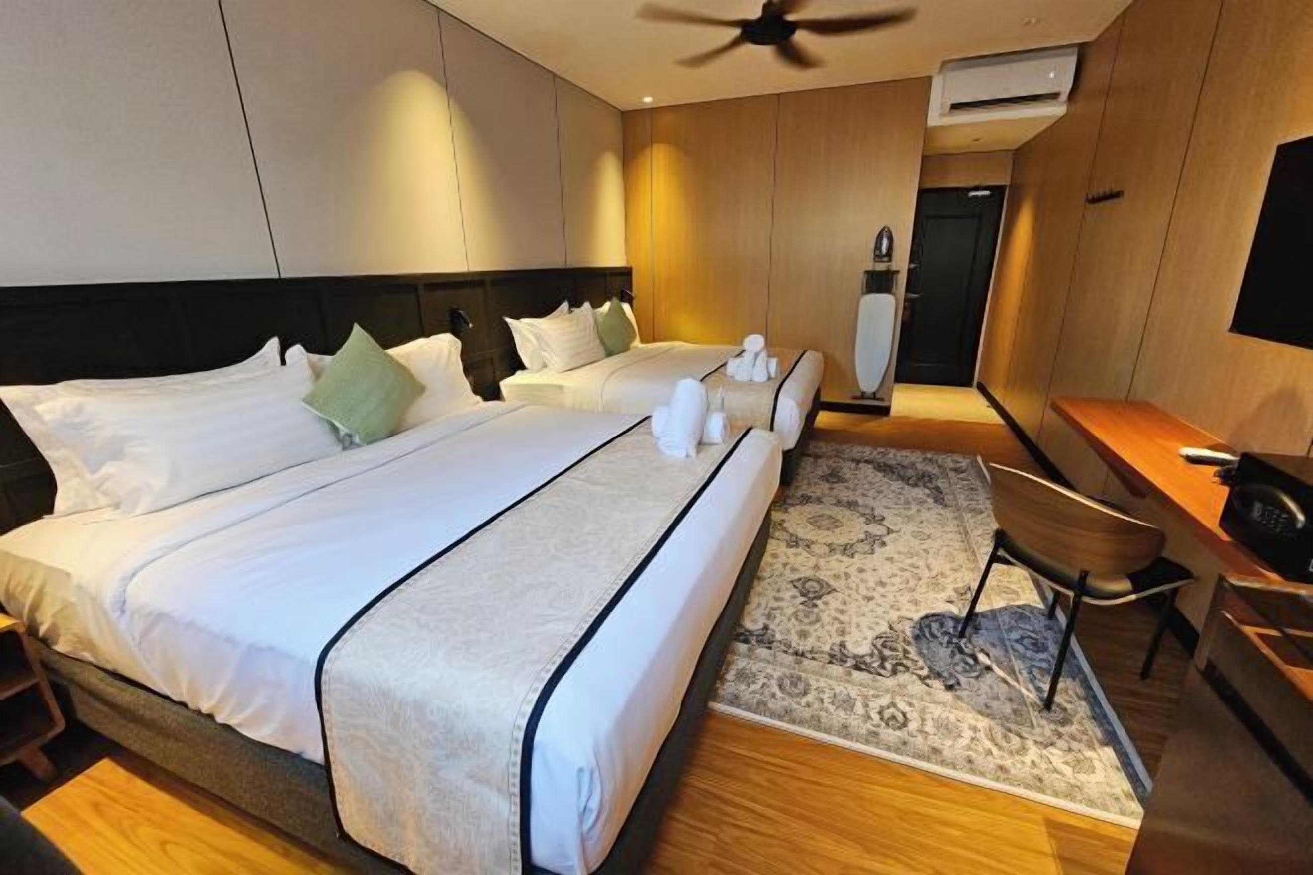 أغطية فراش متميزة وميني بار وخزنة داخل الغرفة ومكتب