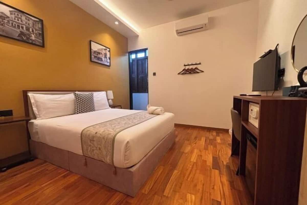 Premium bedding, minibar, in-room safe, desk