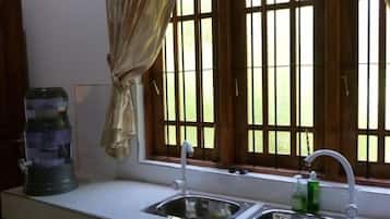 Tủ lạnh, lò nướng, máy rửa bát, ấm điện