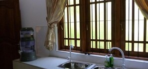 Kühlschrank, Ofen, Geschirrspüler, Wasserkocher