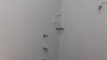 Chambre Familiale | Salle de bain | Douche, articles de toilette gratuits, serviettes fournies