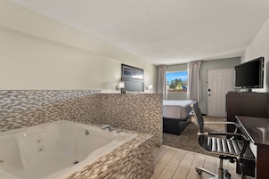 加厚床垫、笔记本电脑工作区、遮光窗帘、熨斗/熨衣板