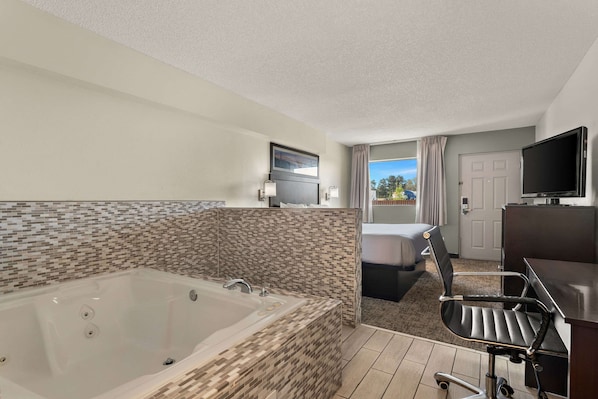 Pillowtop beds, laptop workspace, blackout drapes, iron/ironing board - Quality Inn & Suites Dublin (Dublin)