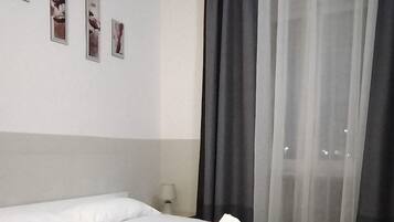 Dobbeltrom – classic | Individuelt dekorert, individuelt innredet og skrivebord