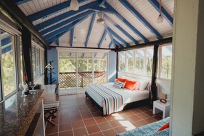 Suite, meerdere bedden, balkon | 1 slaapkamer, een kluis op de kamer, gratis wifi, beddengoed