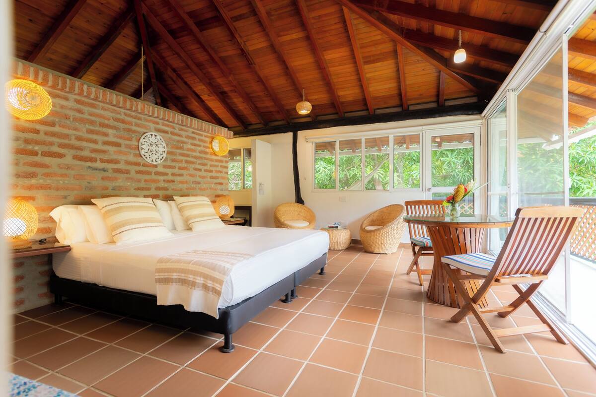Suite, varias camas, balcón | Caja fuerte, wifi gratis, ropa de cama