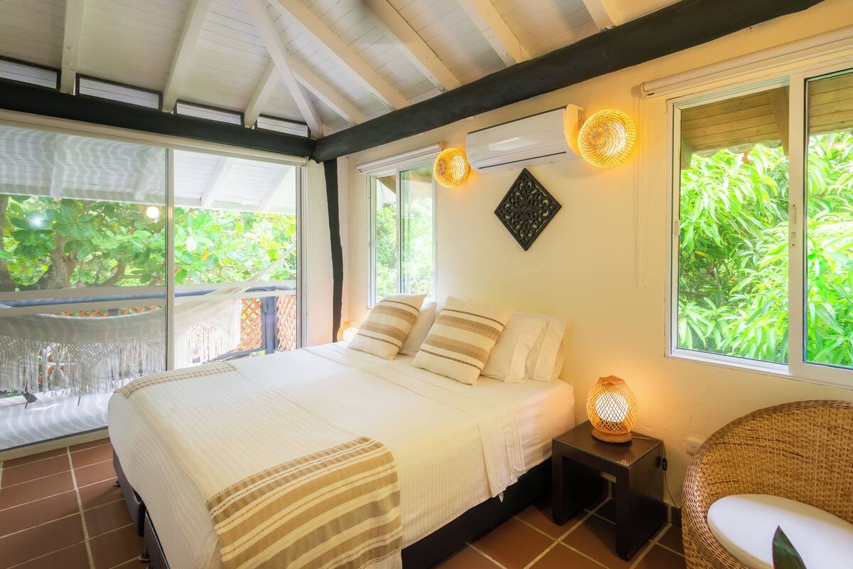 Habitación triple | Caja fuerte, wifi gratis, ropa de cama