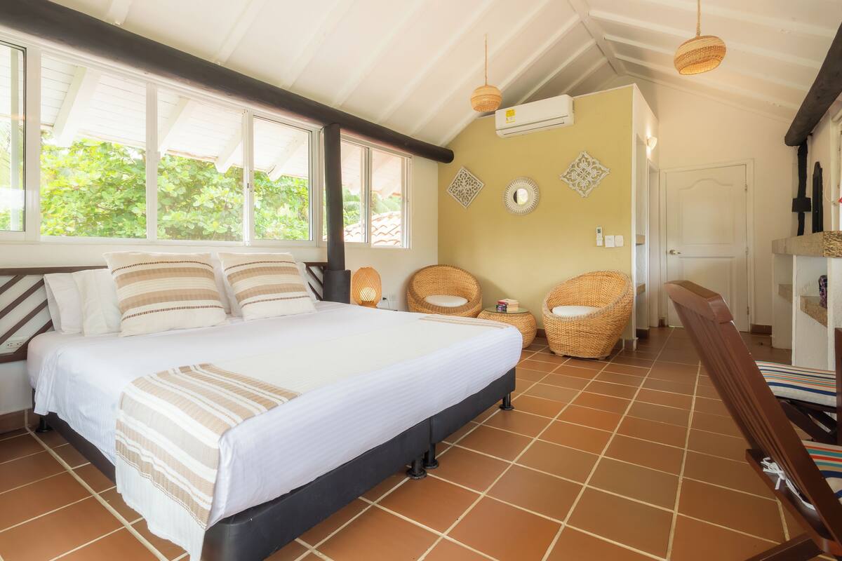 Suite, varias camas, balcón | Caja fuerte, wifi gratis, ropa de cama