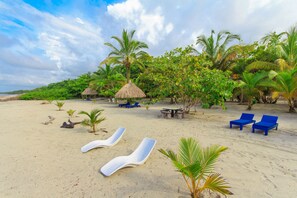 Am Strand, Cabañas (kostenlos), Sonnenschirme, Strandtücher