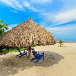 Accommodatie ligt op het strand, gratis strandhuisjes, parasols