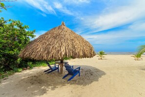 On the beach, free beach cabanas, beach umbrellas, beach towels - La Mar de Bien (Santa Marta)