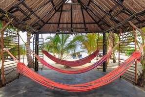 Am Strand, Cabañas (kostenlos), Sonnenschirme, Strandtücher