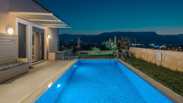 A swimming pool with a view of mountains at dusk. - Marina's Villas (Malevizi)