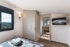 2 bedrooms, premium bedding, memory foam beds, in-room safe