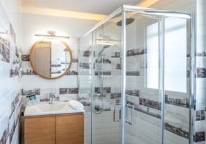 Douche, douche cascade, articles de toilette (gratuits)