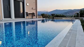 Hồ bơi ngoài trời, dù/ô trên bãi biển/hồ bơi, ghế dài tắm nắng