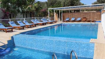 Alberca al aire libre por temporada y sombrillas en la alberca