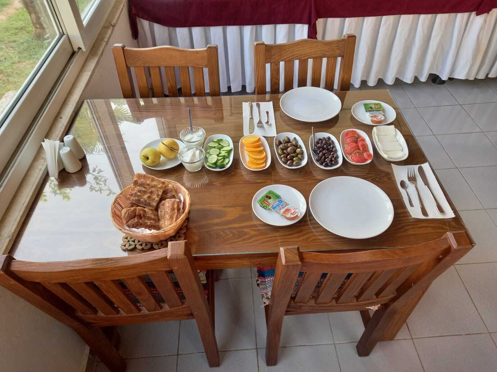 free daily full breakfast