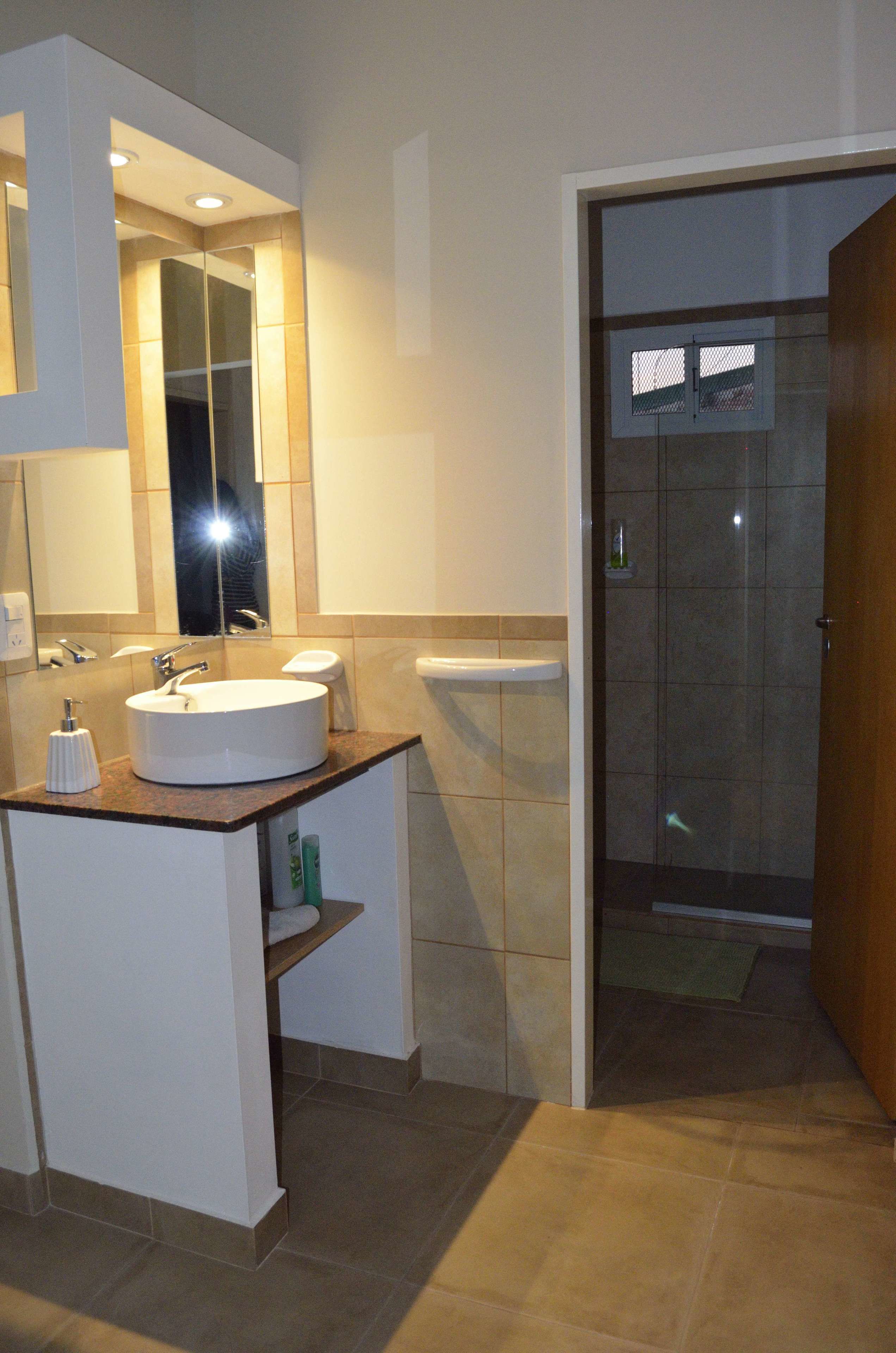 Rumah | Kamar mandi | Shower, handuk,  dan sampo