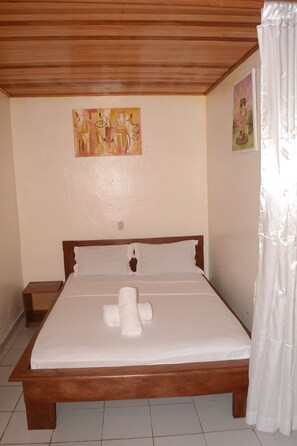1 bedroom, in-room safe, free WiFi, bed sheets - Classic Ground Floor Apartment Morbihan Bathroom Shower-Sea View-Appart Family (Kribi)