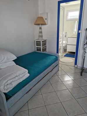 2 bedrooms, iron/ironing board, WiFi