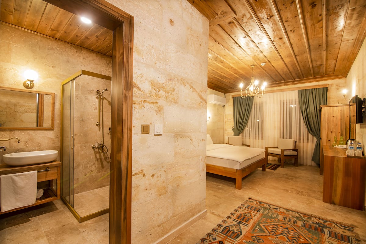 standard double room | 1 bedroom, premium bedding, minibar, individually decorated