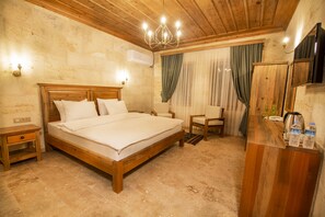 Habitación estándar doble | Ropa de cama de alta calidad, minibar, decoración individual