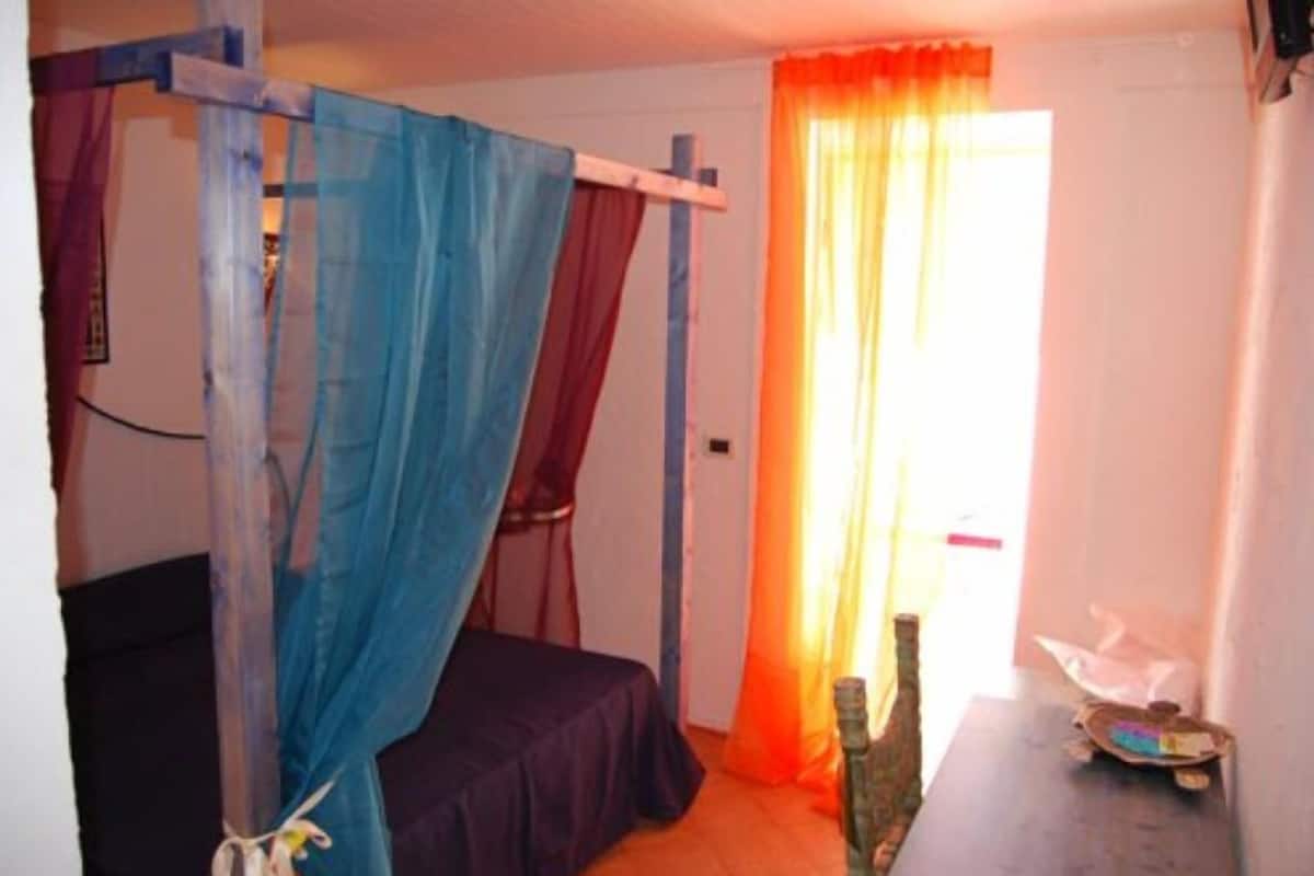 Decoración personalizada, muebles diferentes, escritorio y ropa de cama