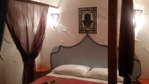 Escritorio, decoración personalizada, muebles diferentes y ropa de cama 