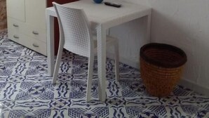 Escritorio, decoración personalizada, muebles diferentes y ropa de cama 